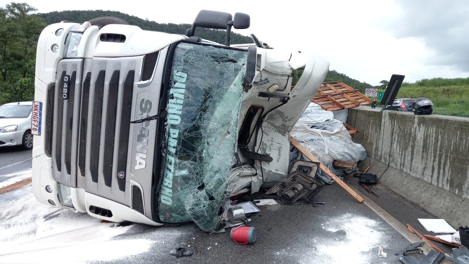 Carreta Tomba Na Br E Deixa Motorista Em Estado Grave S O Jos